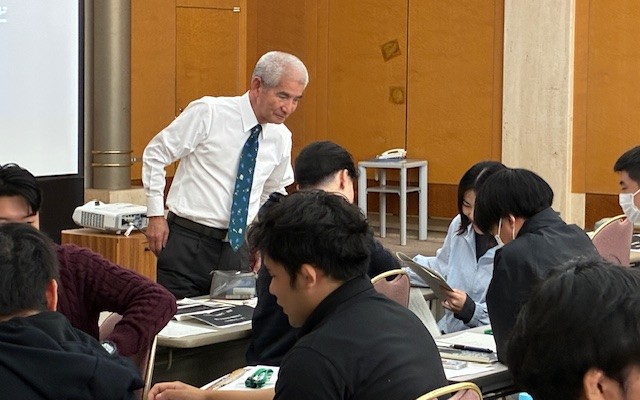 「自分の指導観を問い直すことが必要」と講義する大阪体育大学・中尾豊喜教授 【大阪体育大学】