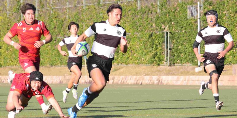 後半22分、独走してトライを決めるＣＴＢ羽田賢信（けんしん、体育学部４年、京都工学院高校） 【大阪体育大学】
