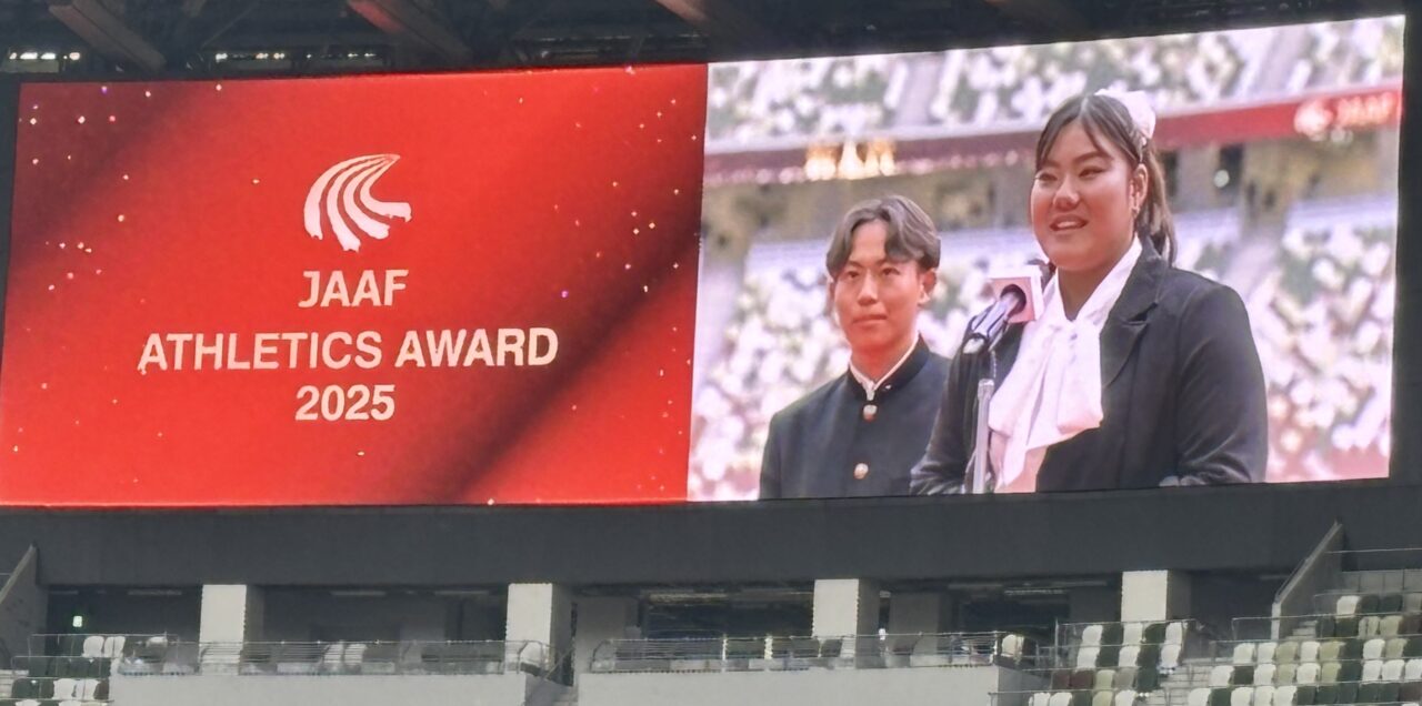 国立競技場のビジョンに映る、新人賞の表彰を受けた大阪体育大学スポーツ科学部１年・坂ちはる 【大阪体育大学】