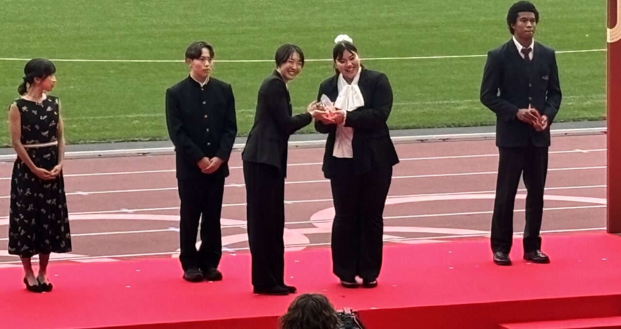 寺田明日香さんから記念品を贈られる坂ちはる 【大阪体育大学】