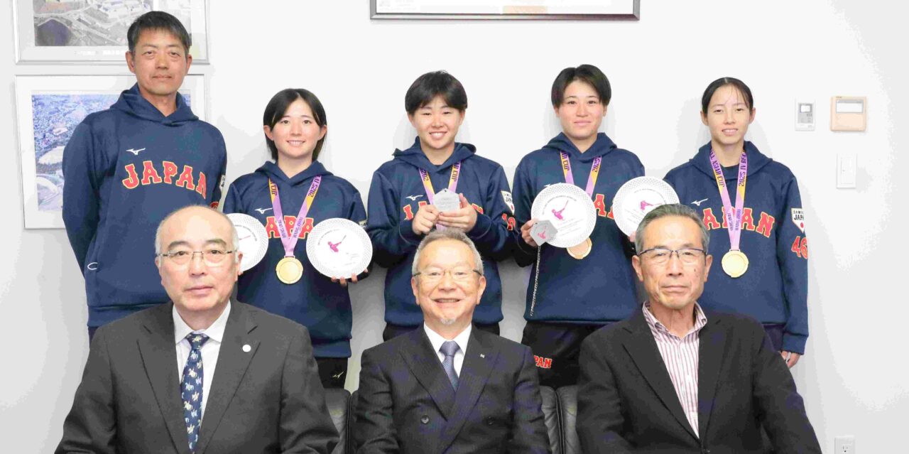 後列左から）横井光治監督、柏﨑咲和投手、山本一花選手、畑中ゆりあ選手、荒川莉子選手 【大阪体育大学】