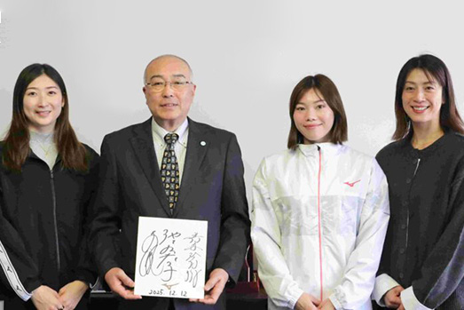 池江璃花子さん（左端）、寺川綾さん（右端）、青木玲緒樹さんと神﨑浩学長