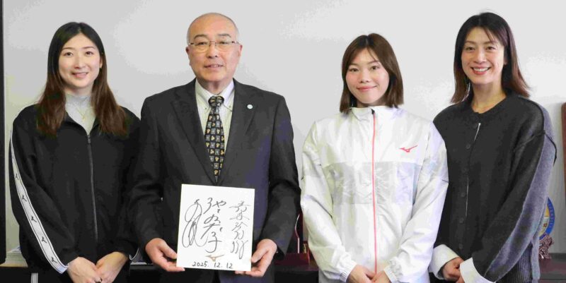池江璃花子さん（左端）、寺川綾さん（右端）、青木玲緒樹さんと 神﨑浩学長【大阪体育大学】