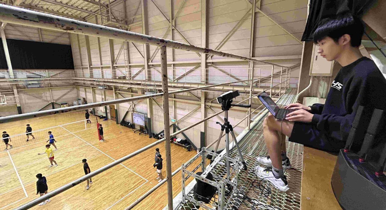 バレー専用体育館の２階から練習を撮影し分析する
【大阪体育大学】