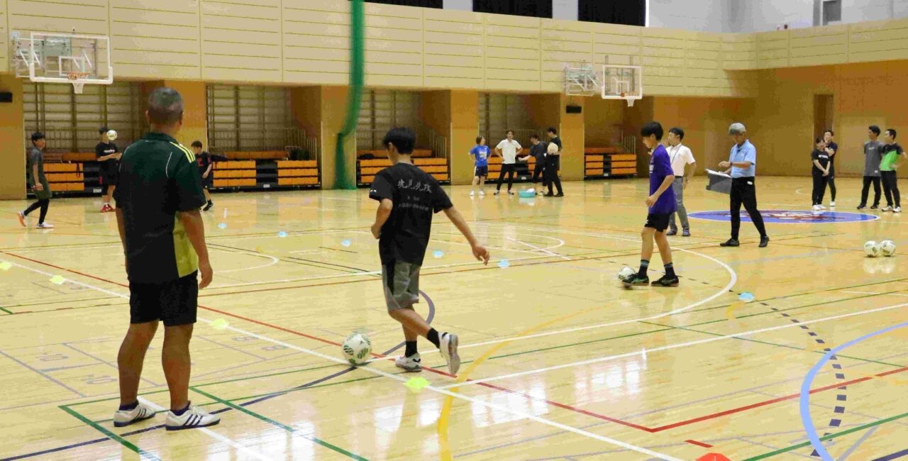 実地講習で中学生を指導する受講生　【大阪体育大学】