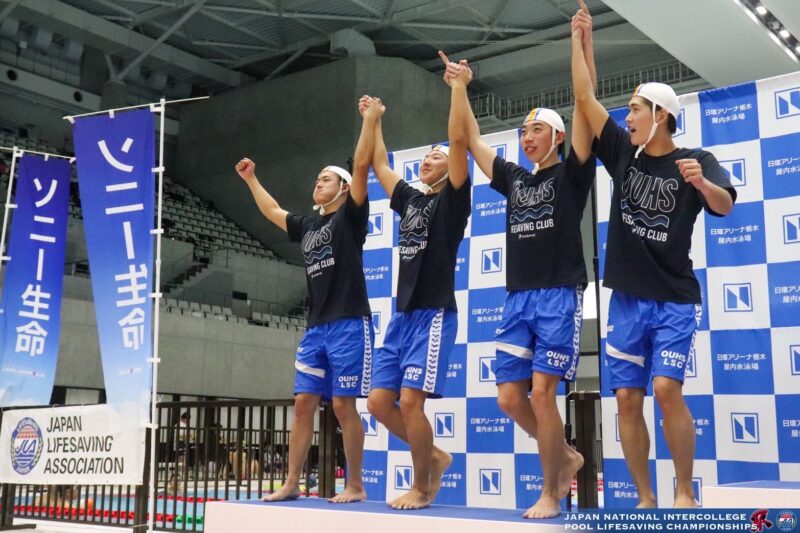 男子マネキンリレー4×25mで2位。表彰台に立つ選手たち。左から長束祐希、中村拓翔、西田一生、原昂汰