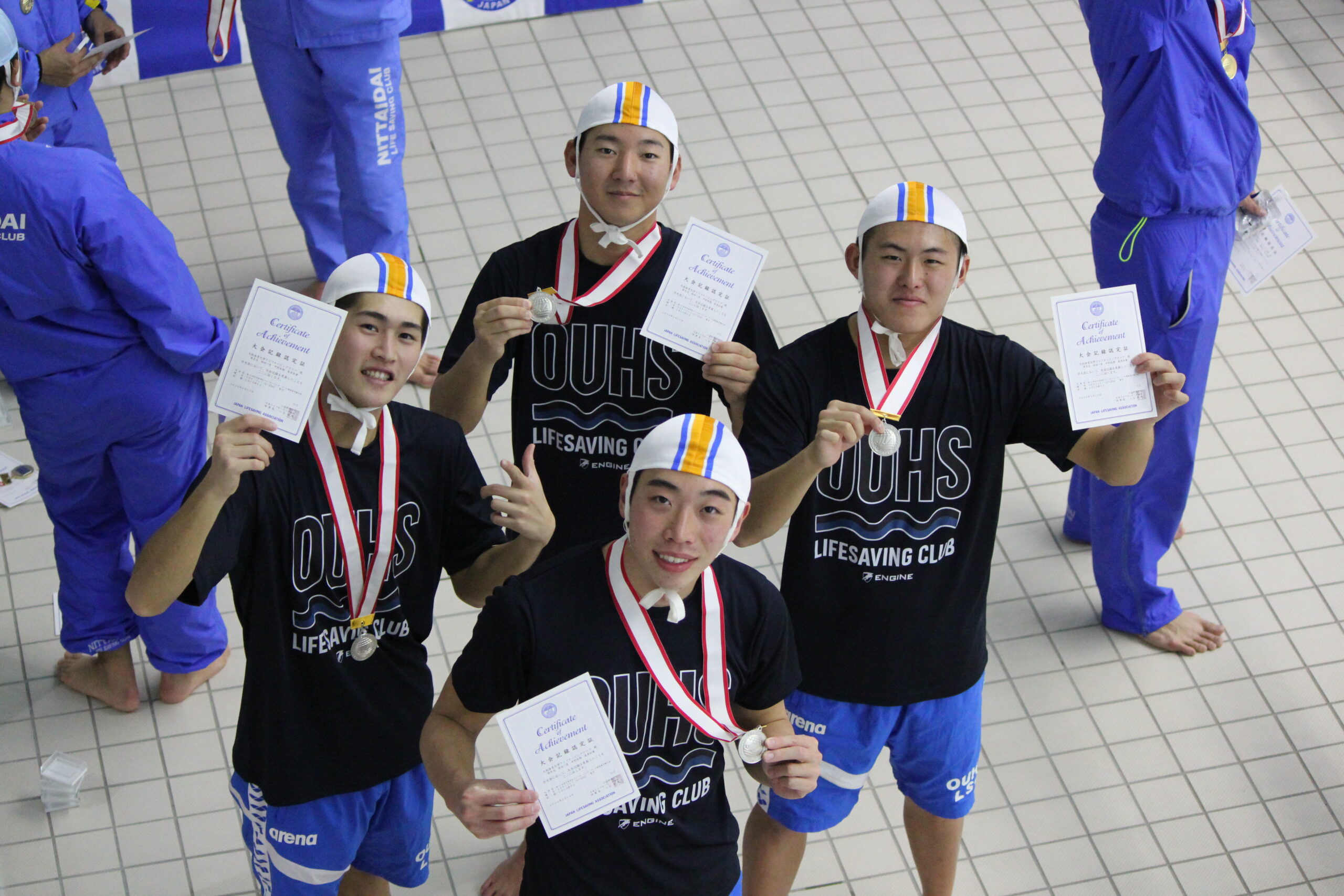 男子マネキンリレー4×25ｍで2位。大会新記録をマークした。原昂汰（左）、中村拓翔（中上）、西田一生（中下）、長束祐希（右）