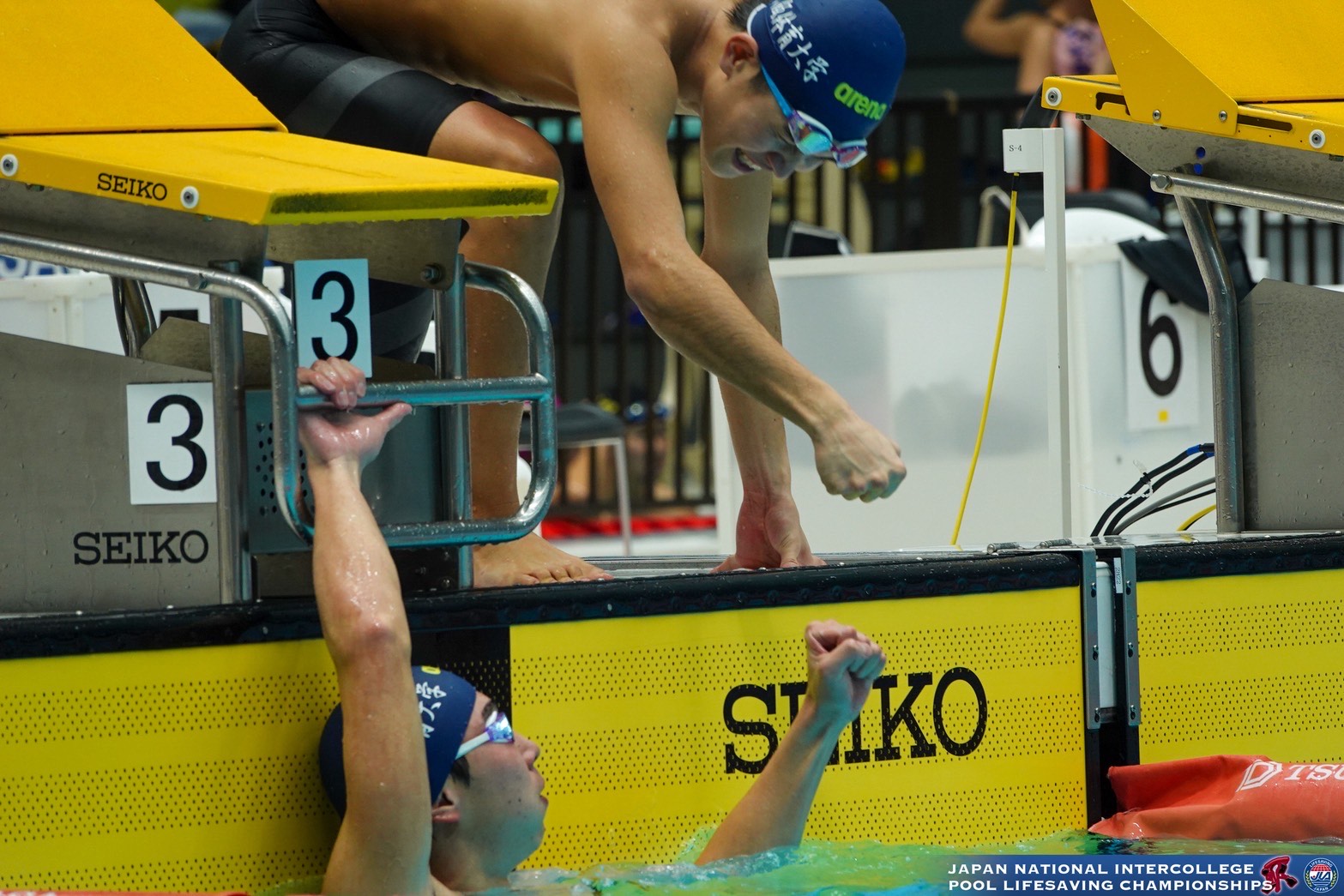 ライフセービング部大会新記録を出してグータッチ