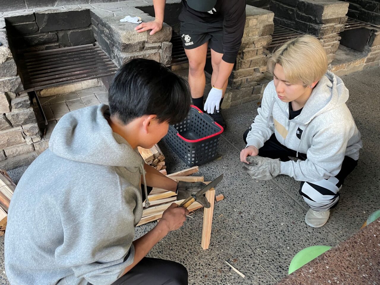 薪割りの様子
火を起こすためには、薪割りからはじまります。
