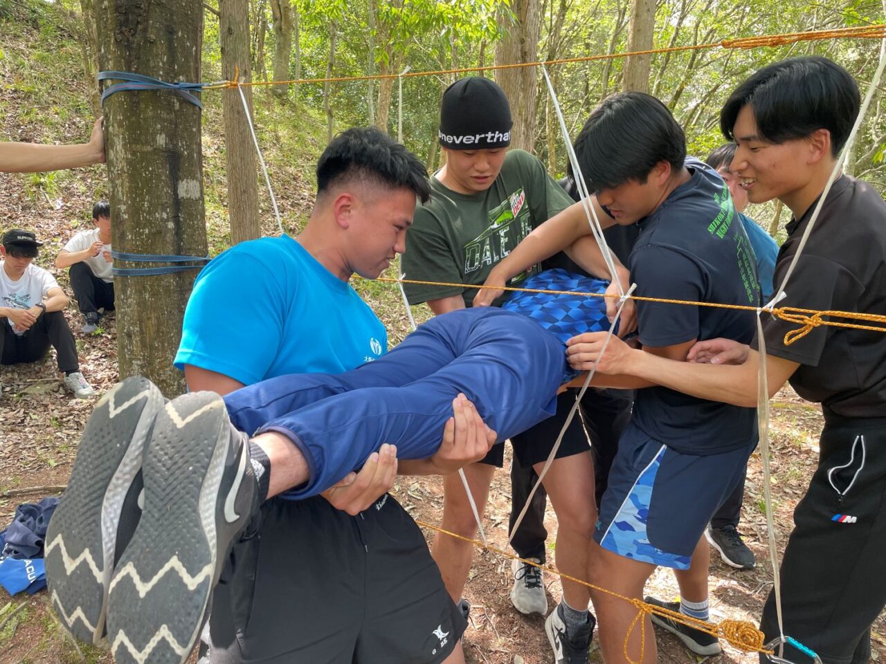 チームビルディングプログラムの様子
みんなで知恵を絞り、協力して課題に取り組みます。
