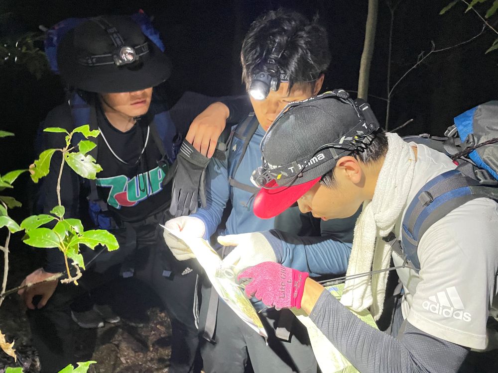 ナイトハイクの様子
情報を集め、分析し、現在地や道が正しいか確認し、判断、意志決定し進むべき方向を決めます。
