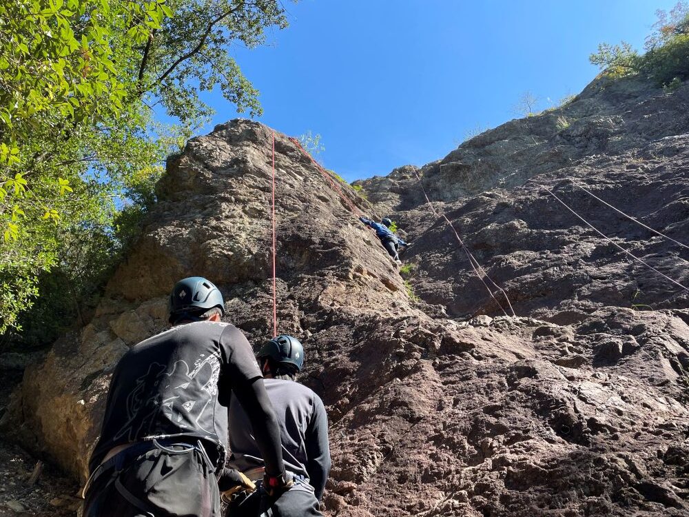 ロッククライミングの様子
クライマー(登る人)にとっては、自分と向き合いチャレンジする体験、ビレイヤー(安全確保者)にとっては、人の命を預かる重みを感じる体験になります。
