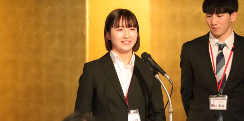 ３月の開学60周年記念シンポジウムで指導体験を語る陽本さん。徳島県海陽町でICTを活用した部活動指導を模索するなど多方面で活動しています【大阪体育大学】