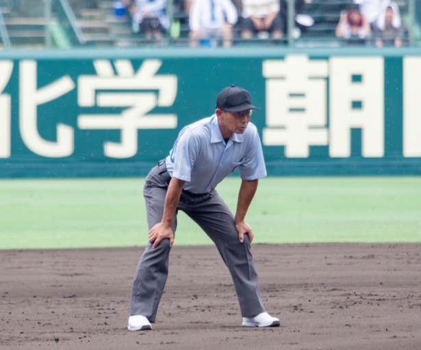 2024年夏の甲子園大会で審判員としてのラストゲームに臨み、二塁塁審を務める
【西貝雅裕さん提供】