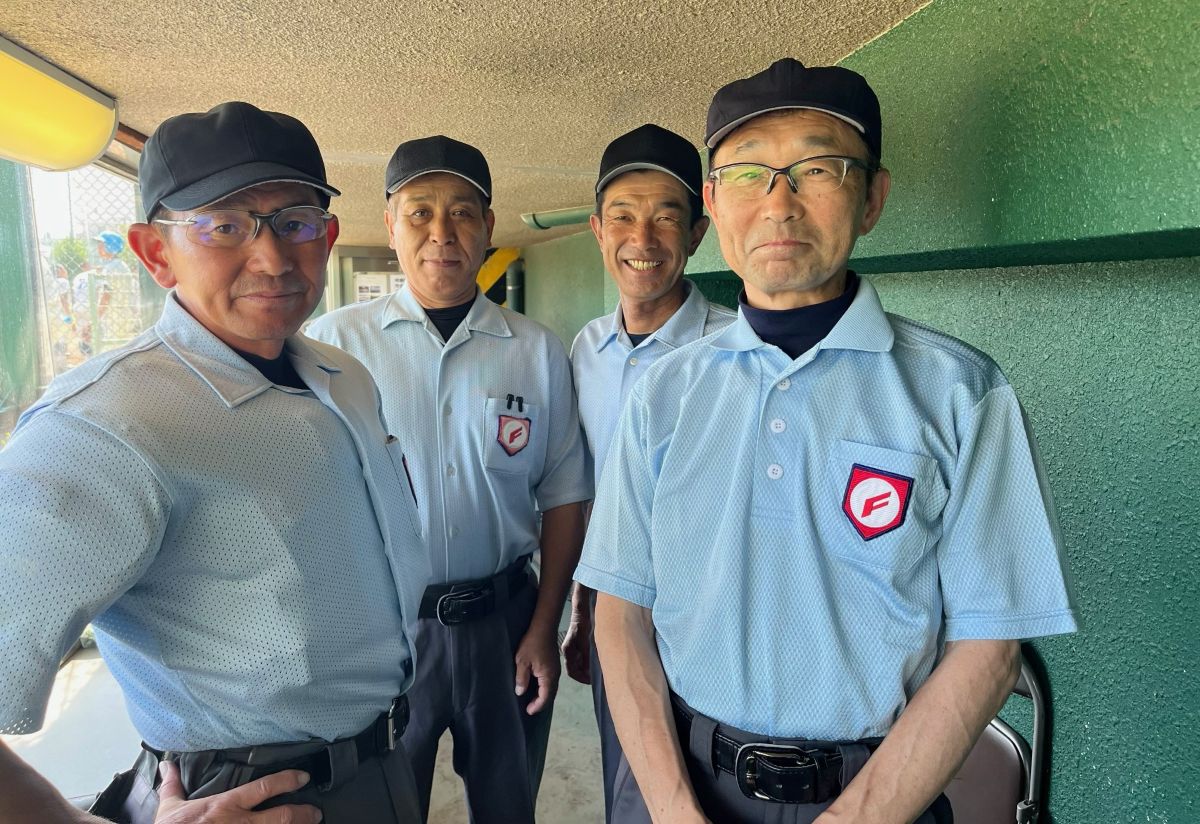 昨年夏の大阪大会で長年、甲子園大会でともに審判員を務めた皆さんと。前列左が西貝さん。右はこの試合がラストゲームの堅田外司昭さん。後列左は田村正樹さん、右は田中豊久さん
【西貝雅裕さん提供】