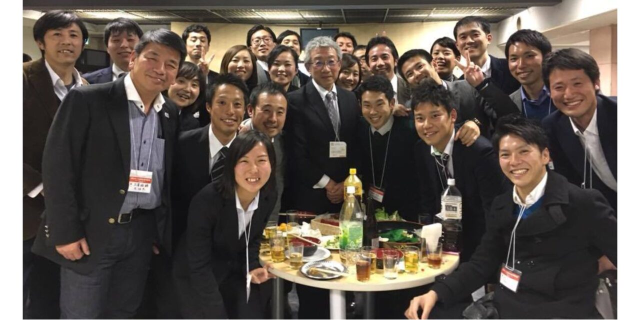 大阪体育大学スポーツカウンセリング研究室の恩師、仲間と。前列右が中村さん、前列左が土屋教授