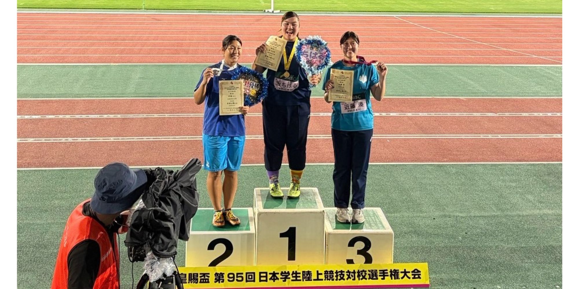 日本インカレ初優勝を果たし表彰台の中央に立つ坂ちはる(スポーツ科学部2年、大阪体育大学浪商高校)
【大阪体育大学】