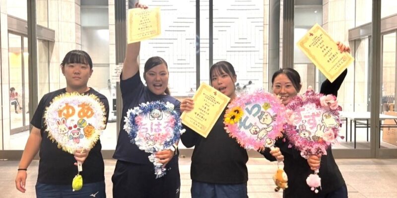 左から、ハンマー投げ13位の藤田唯愛、坂ちはる、川島空、中原鈴 【大阪体育大学】
