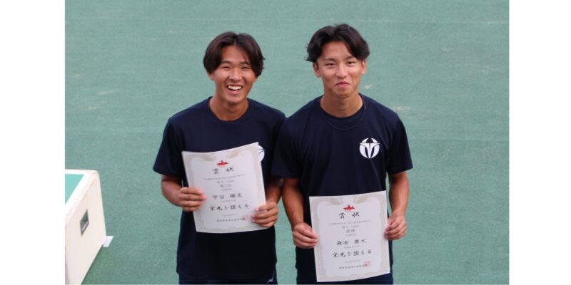 男子100㍍1位の森安康太(スポーツ科学部1年、兵庫・社高校、右)、2位の宇谷陽生 (スポーツ科学部1年、大阪・羽衣学園高校) 【大阪体育大学】