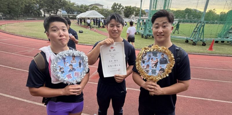 男子円盤投げ優勝の志手奏太 (スポーツ科学部2年、大阪体育大学浪商、中央)と、男子ハンマー投げで自己新で2、3位になった方川寛翔 (スポーツ科学部2年、北海道・幕別清陵、左)、日野竜吾 (スポーツ科学部2年、兵庫工業、右) 【大阪体育大学】