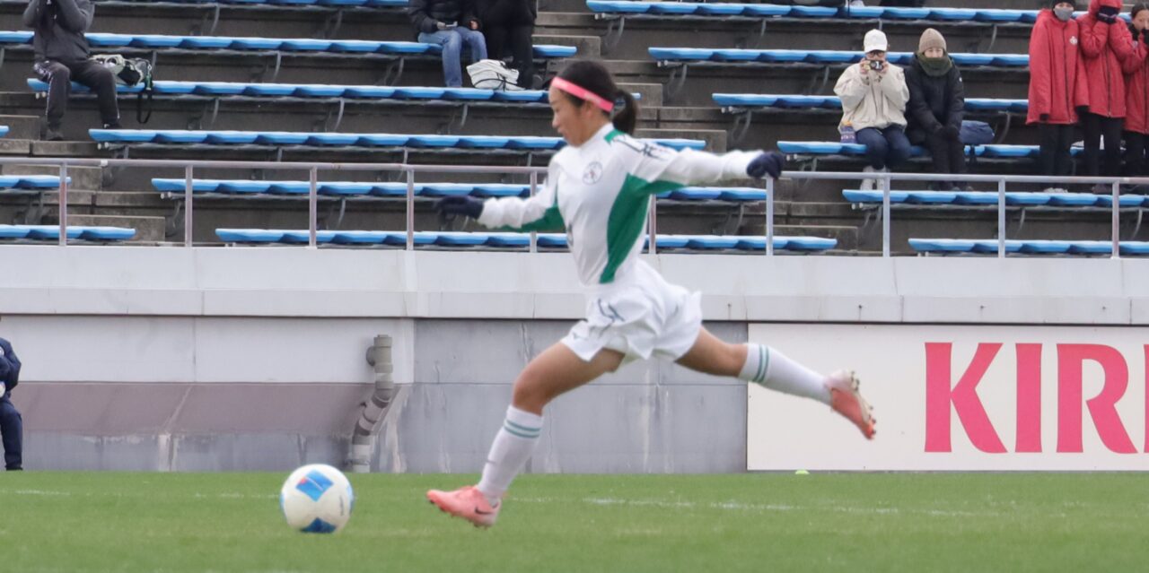 ＰＫ戦で勝利を決めるシュートを放つ北原歩奈（体育学部３年、山梨・日本航空高校） 【大阪体育大学】