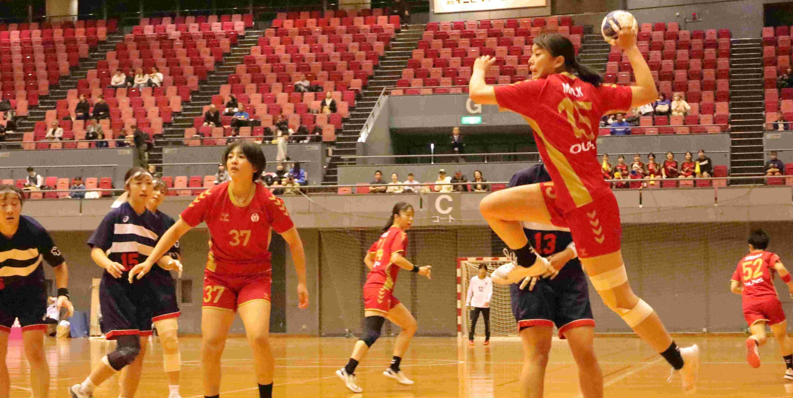 ハンドボール部男女 日体大との「体育大」対決制し、インカレ準決勝に