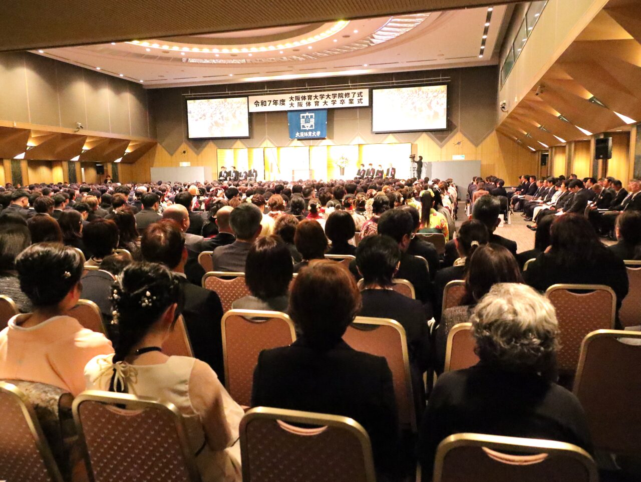 式を見守る家族、関係者