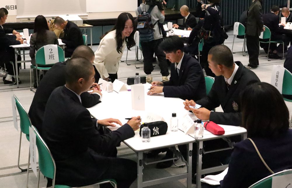 土屋研究室の大学院生らが各班のディスカッションでサポート役を務めた 【大阪体育大学】