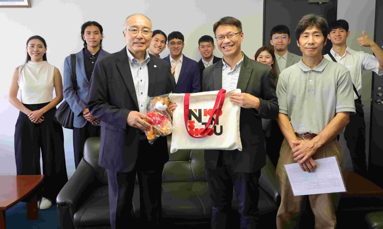 神﨑浩学長と記念品を交換する張教授 【大阪体育大学】