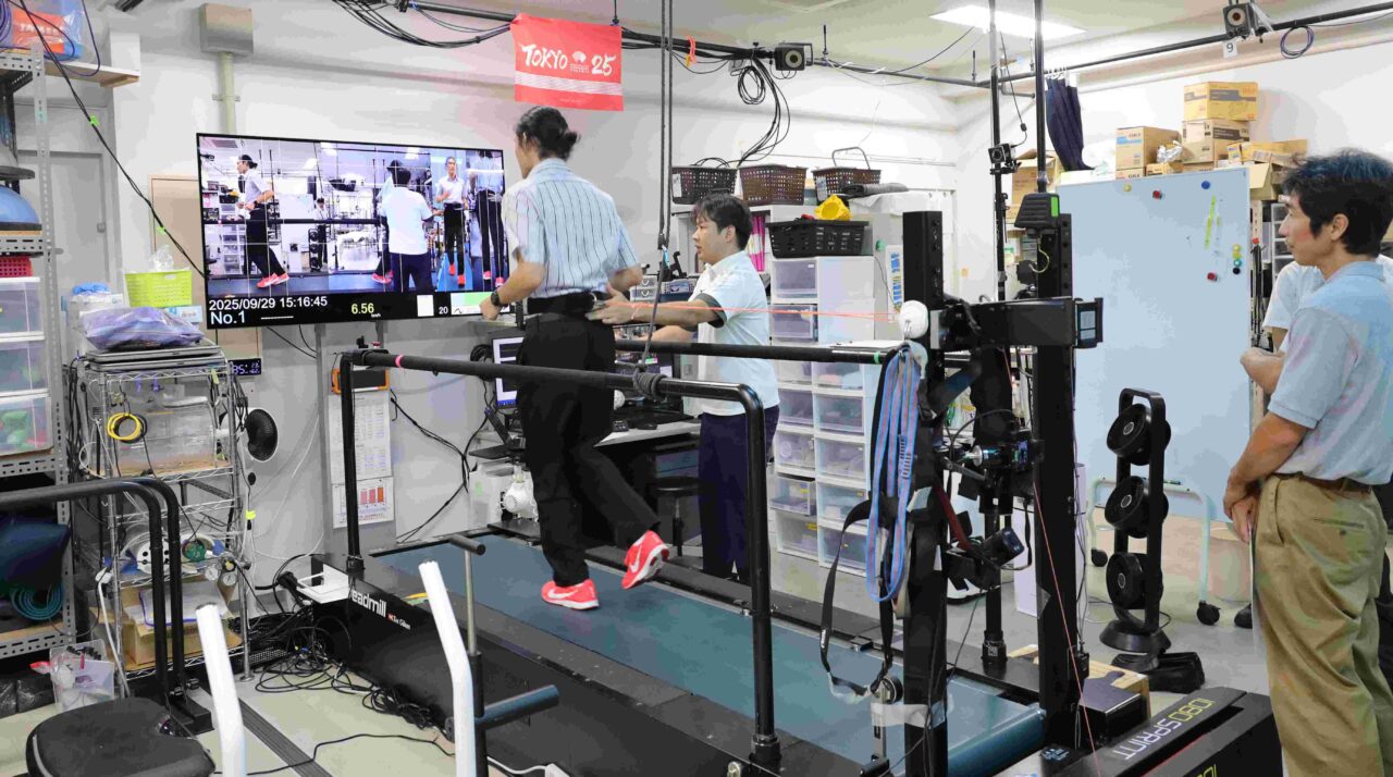 バイオメカニクス実験室でトレッドミル（ランニングマシン）を使った測定を体験した 【大阪体育大学】