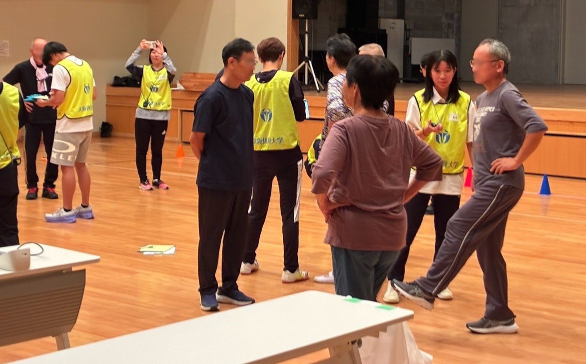 第2日。午前は地域の文化会館で「お元気度チェック」。学生が握力、チェアスタンド、垂直跳び、10㍍歩行など8項目で体力を測定し、体力、筋力、柔軟性などをチェック。毎年参加される方も多く、「今年もありがとうね」という声が学生の励みになった 【大阪体育大学】