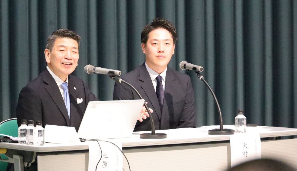 司会の毎日放送・大村浩士アナウンサー（右） 【大阪体育大学】