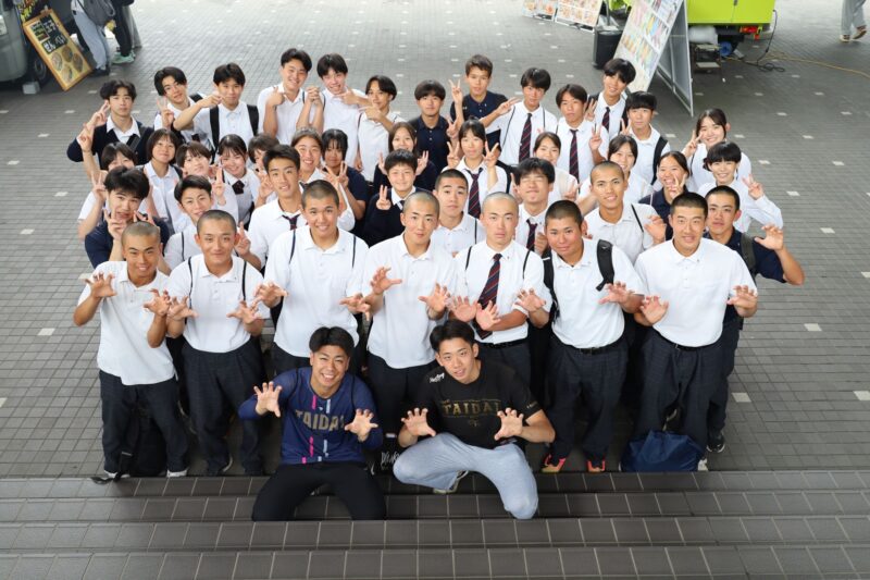 先輩と一緒に記念撮影（桜宮高校大学見学）・大阪体育大学