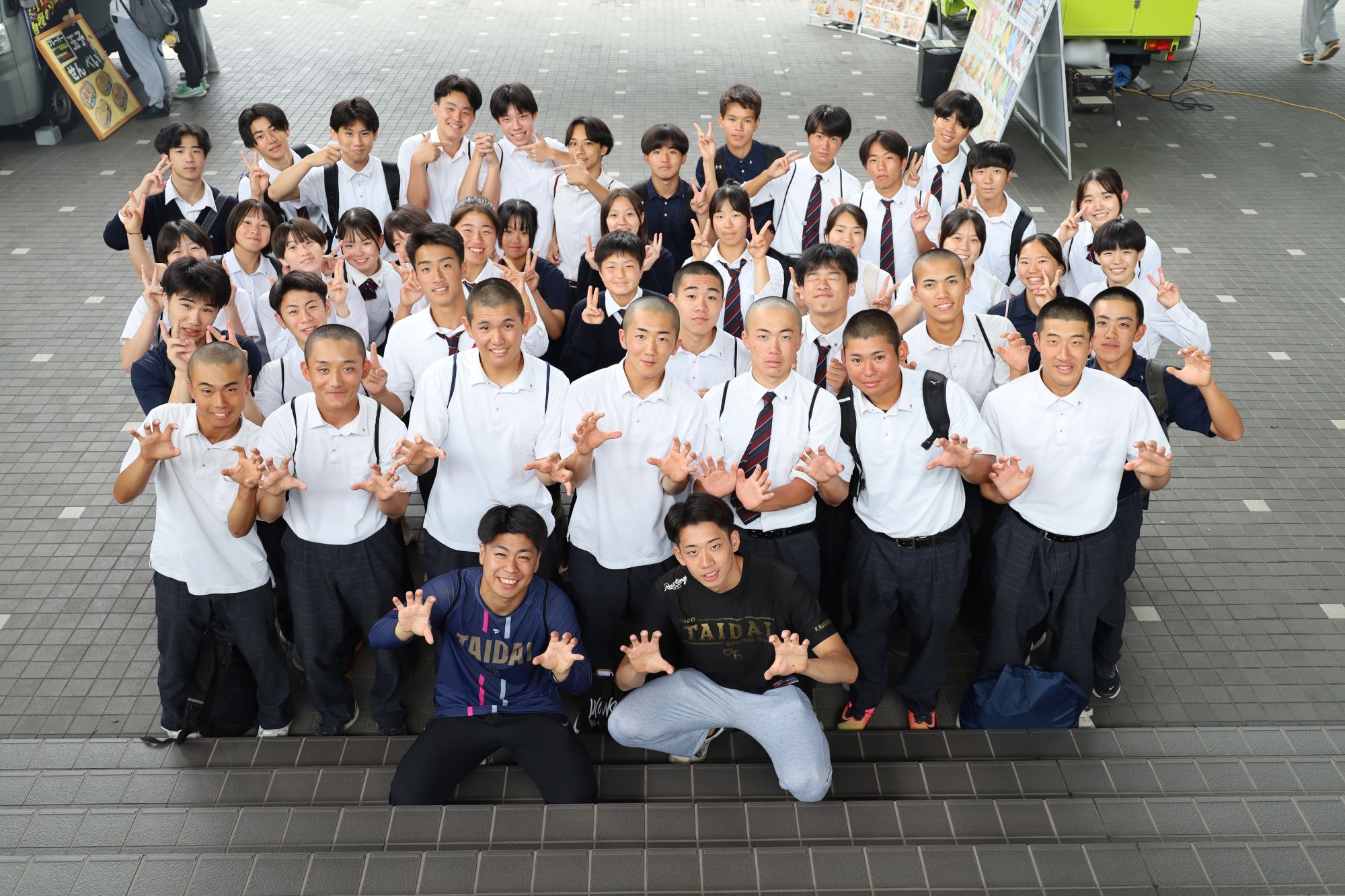 先輩と一緒に記念撮影(桜宮高校大学見学)・大阪体育大学