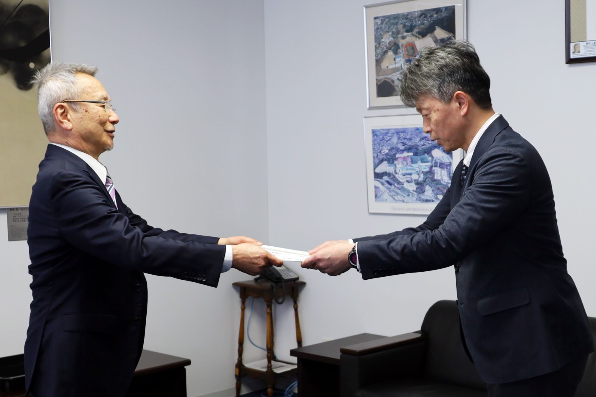 野田理事長から曽根監督に賞状が手渡された