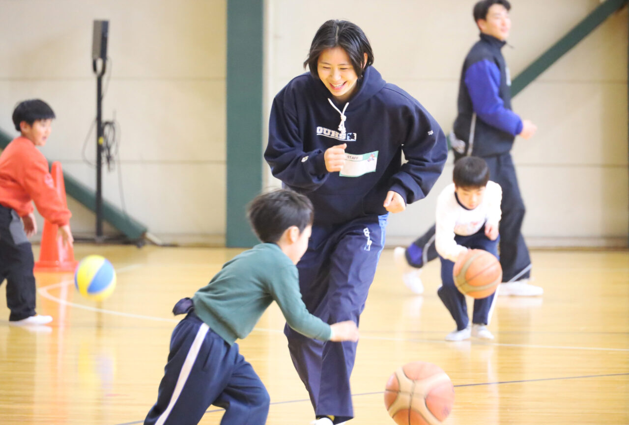 OUHSスポーツキャンプで子どもと楽しむバスケットボール部女子部員
【大阪体育大学】