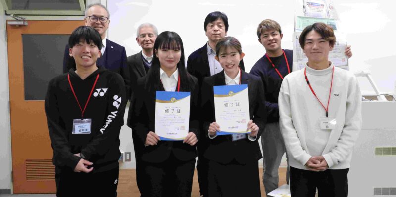 グッドコーチ養成セミナーの修了証を受け取った藤井愛華さん（前列右から２人目）、陽本千咲さん（３人目）と受講生 【大阪体育大学】