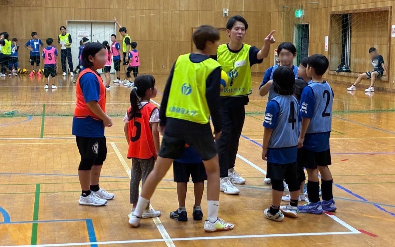 夜は地域の体育館でスポーツ交流。学生が指導案を考えてきたレクリエーションを子どもたちに教えて、元気いっぱい体を動かした 【大阪体育大学】