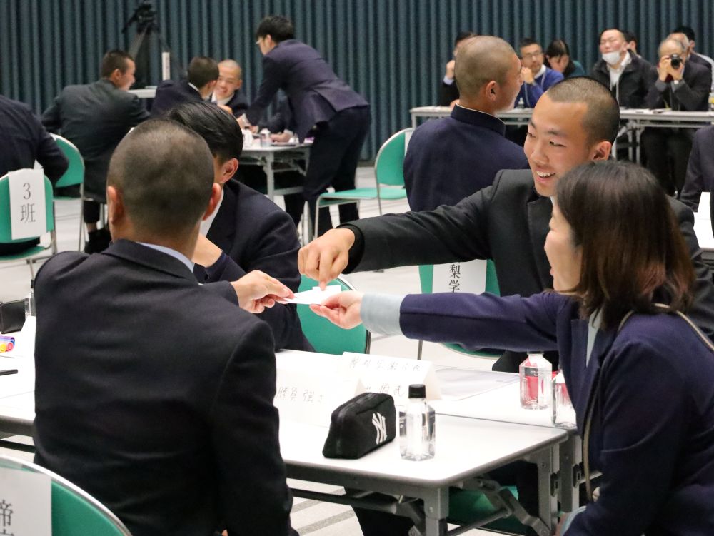 札を引いて役割を決める 【大阪体育大学】