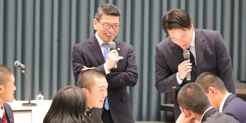 キャプテントークで主将に語りかける、監修の大阪体育大学・土屋裕睦教授（左） 【大阪体育大学】