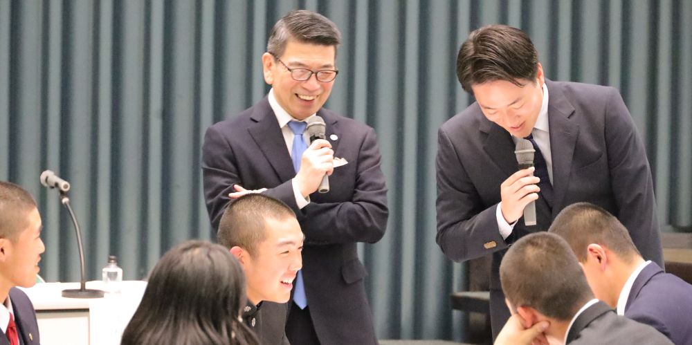 キャプテントークで主将に語りかける、監修の大阪体育大学・土屋裕睦教授（左）
【大阪体育大学】