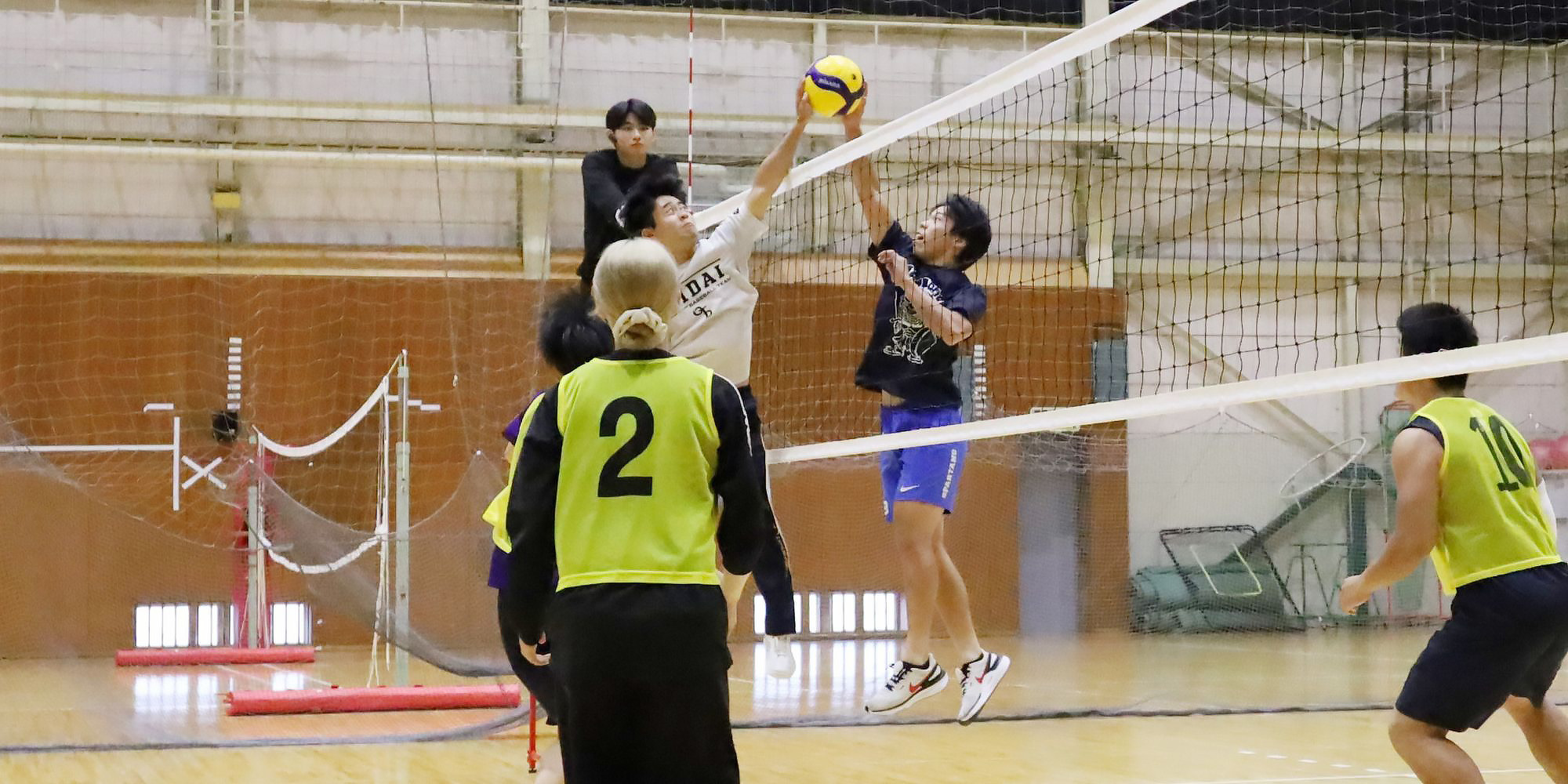バレーボール大会はどのチームも実力伯仲。白熱した対戦となった・大阪体育大学学園祭