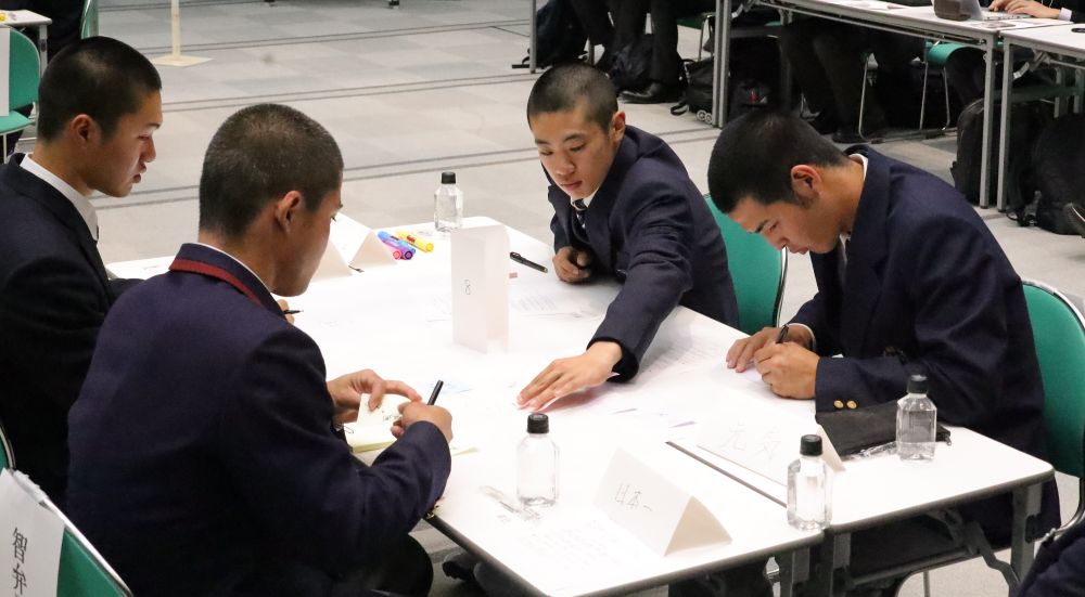 付せんに「高校野球で身につけた心技体」を書く 【大阪体育大学】