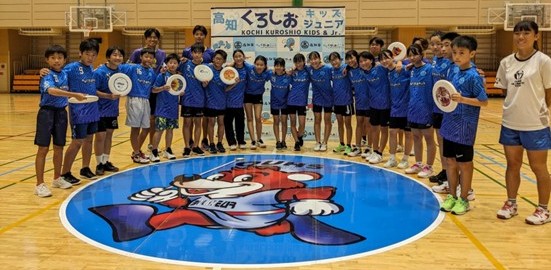 高知くろしおキッズ。大阪体育大学アルティメット部の学生と