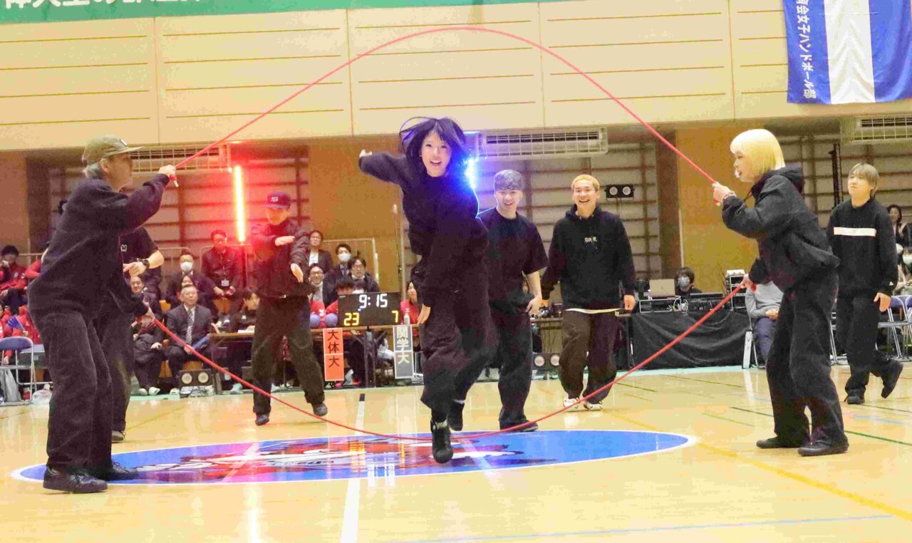 ハーフタイムイベントでパフォーマンスをするダブルダッチ部 【大阪体育大学】