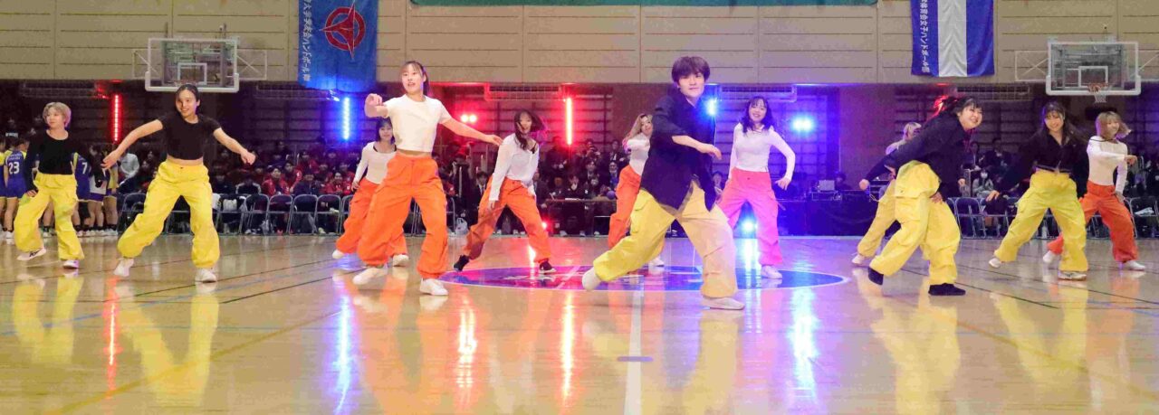 ハーフタイムイベントに出演したダンス部 【大阪体育大学】