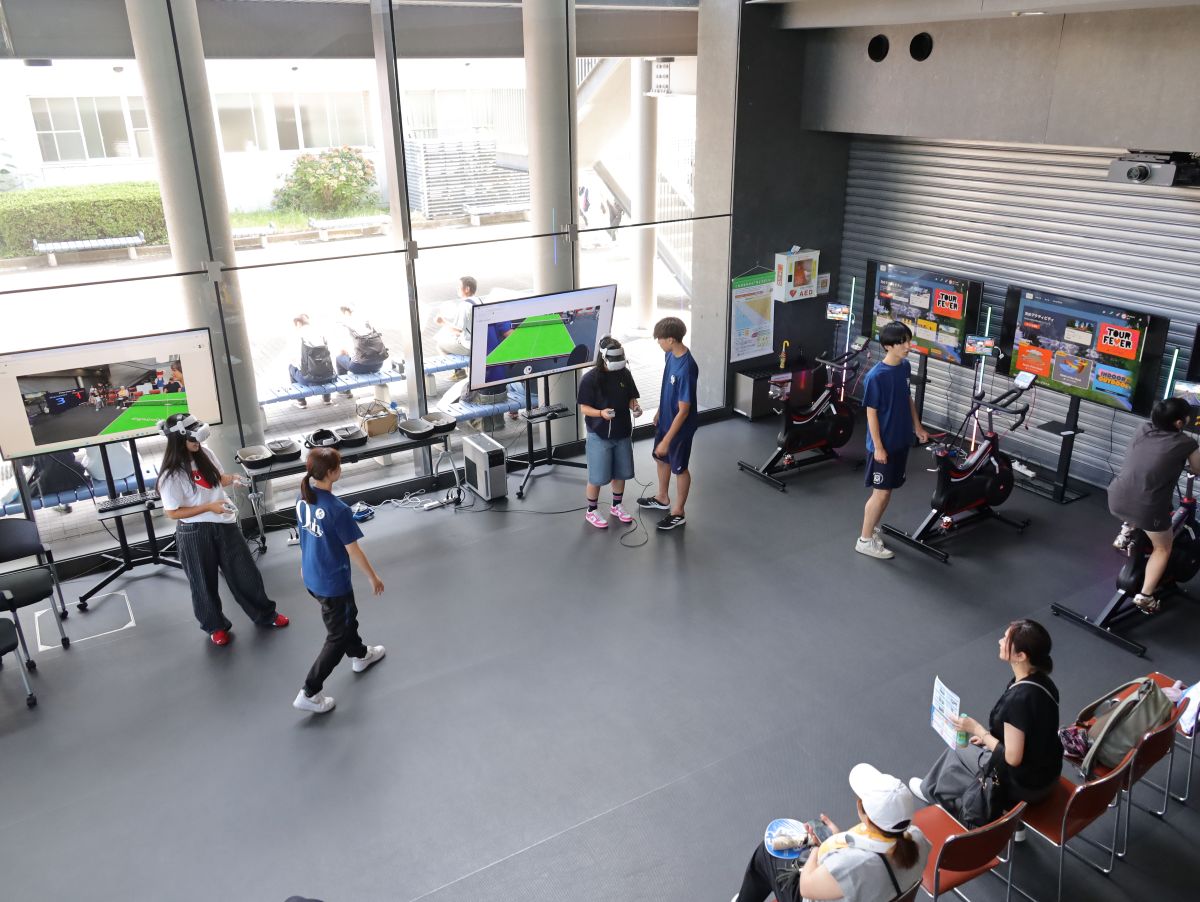 会場となった中央棟の吹き抜けエントランス。スポーツ×テクノロジーの未来を体感しようと多くの参加者が参加した
