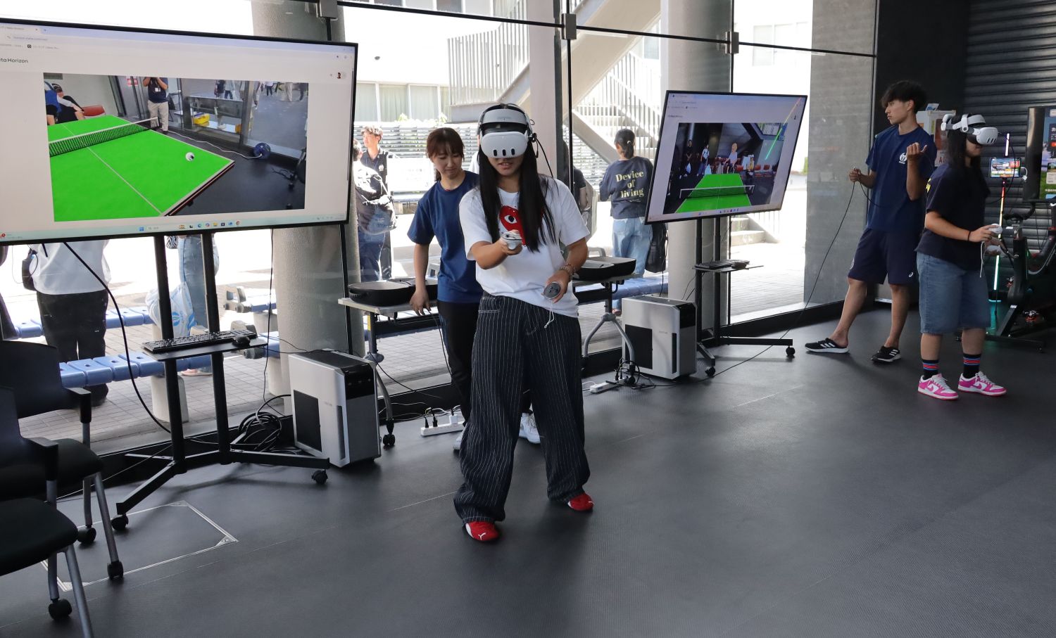 VRゴーグルをつけ、仮想空間で卓球