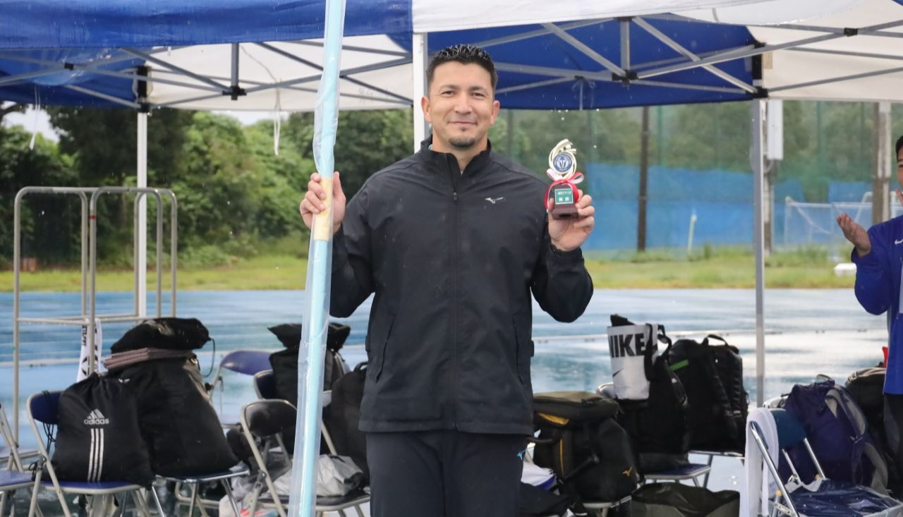 優勝し、賞品のやりを受け取るディーン元気選手 【大阪体育大学】