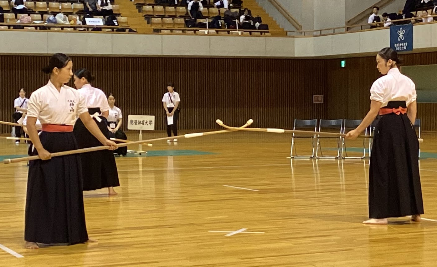 演技の部の神山美完（体育学部４年、愛媛・北条高校）、近藤結（スポーツ科学部３年、北条高校）
【大阪体育大学】